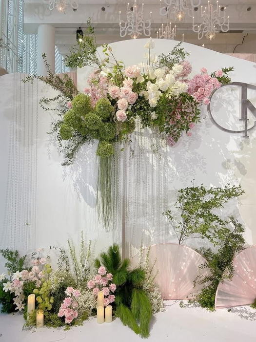 Backdrop hoa hồng phấn và rèm trắng