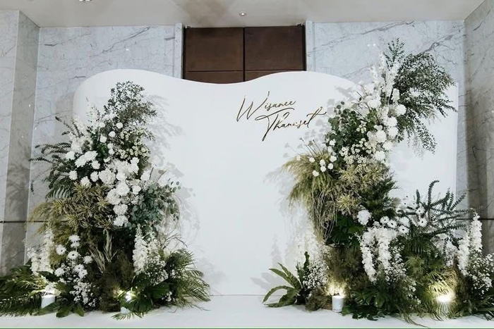 Backdrop chụp hình nền trắng uốn lượn kết hoa
