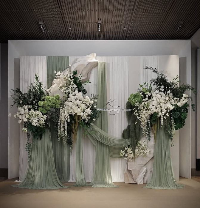 Backdrop rèm xanh rêu phối hoa trắng