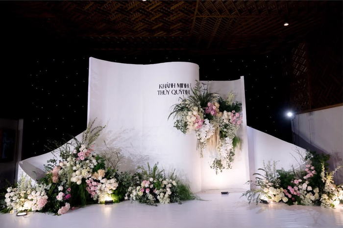 Backdrop khối trắng trên nền tối có đèn hắt