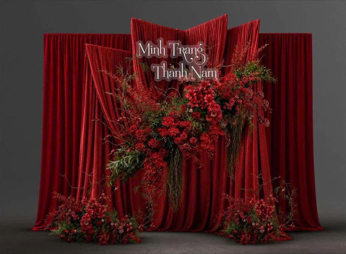 Backdrop rèm nhung đỏ kết hoa đỏ