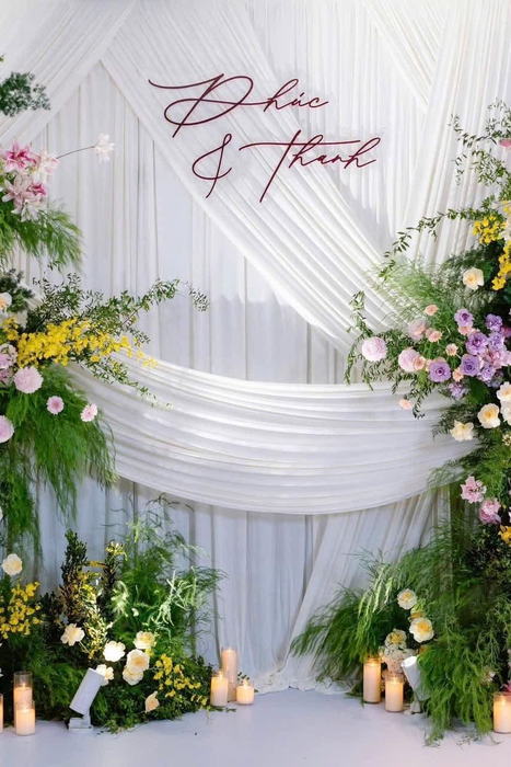 Backdrop voan trắng phối hoa nhiều màu và nến