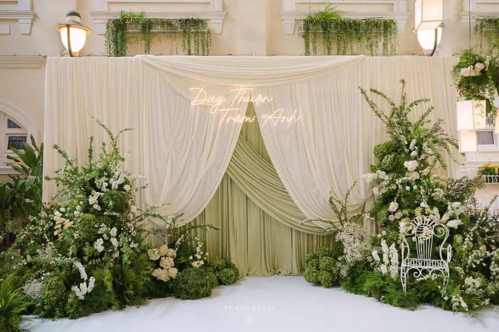 Backdrop chụp hình rèm voan trắng phối hoa