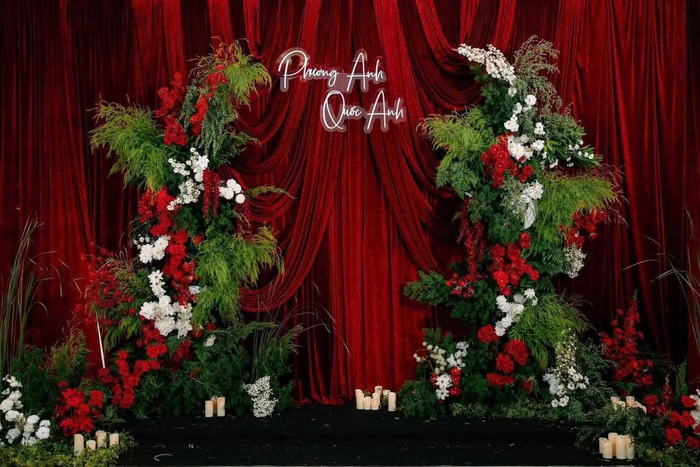 Backdrop nhung đỏ phối hoa đỏ trắng