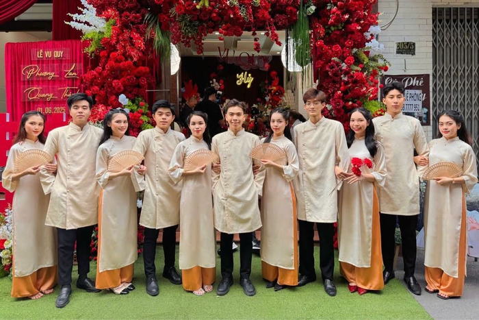 Đội bê tráp và lễ tân ngày cưới