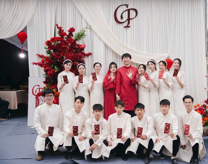 Đội bưng tráp chụp ảnh trước backdrop đỏ