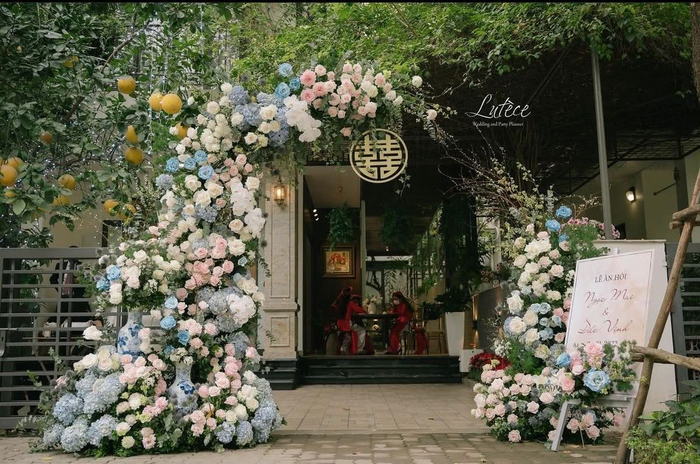 Cổng hoa pastel ngoài trời trước quán