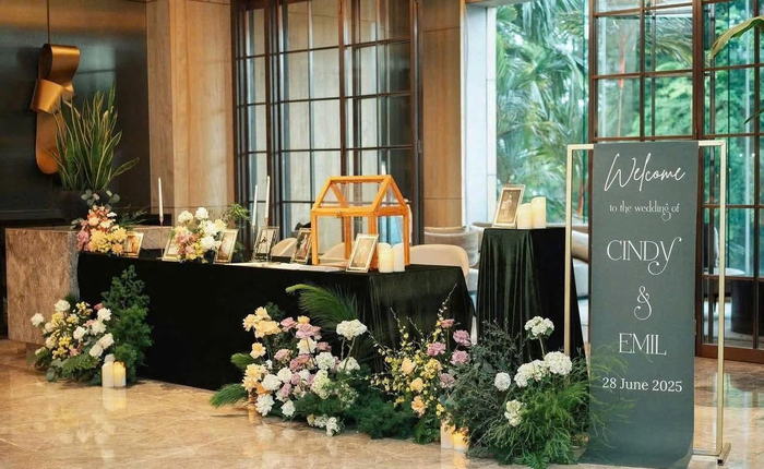 Bàn gallery tông tối với bảng welcome