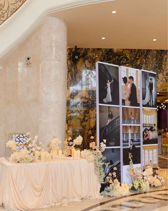 Bàn gallery cạnh vách ảnh cưới