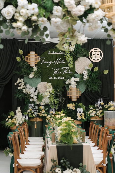 Décor lễ gia tiên tông xanh rêu và trắng