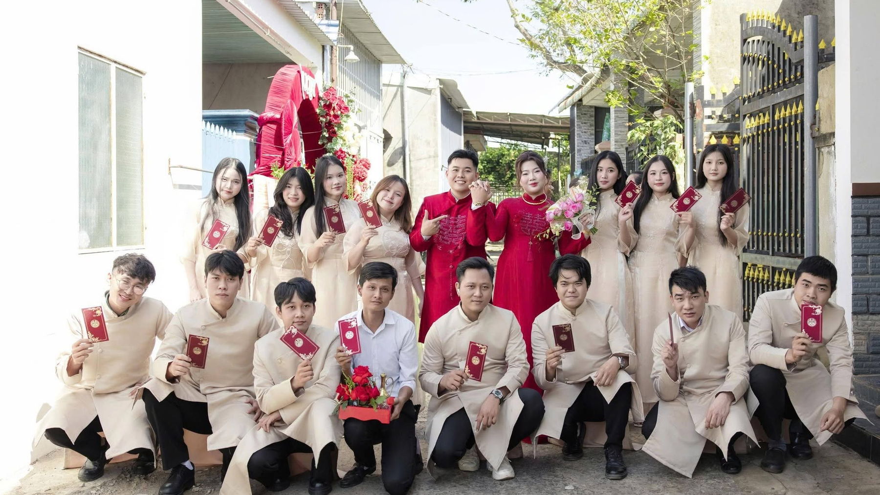 Đội bê tráp và lễ tân ngày cưới