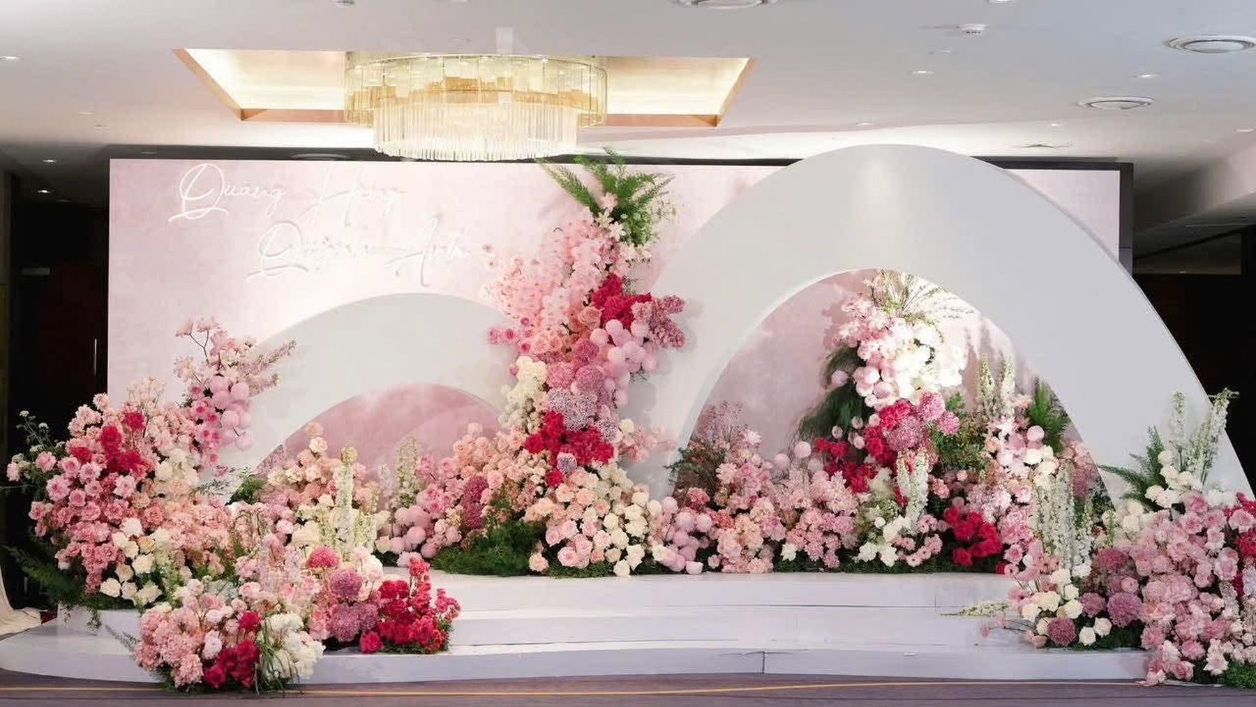 Sân khấu tiệc cưới do Phương Nam Décor thi công