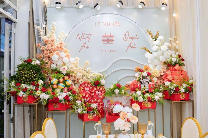 Mâm quả tông cam đào đặt trước backdrop