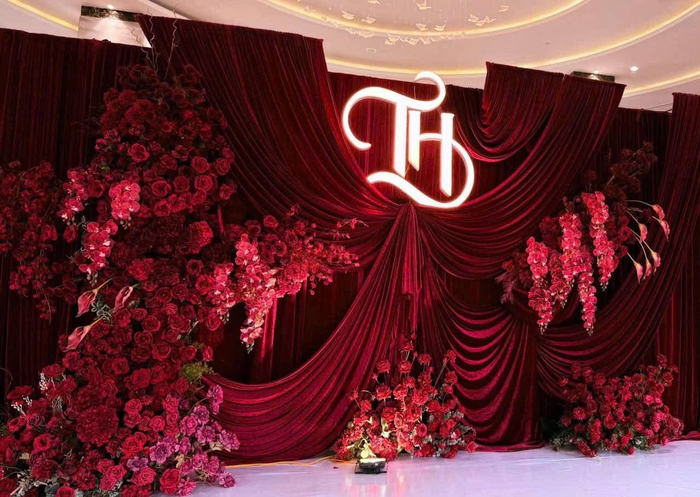 Sân khấu tiệc cưới nhung đỏ kết hoa